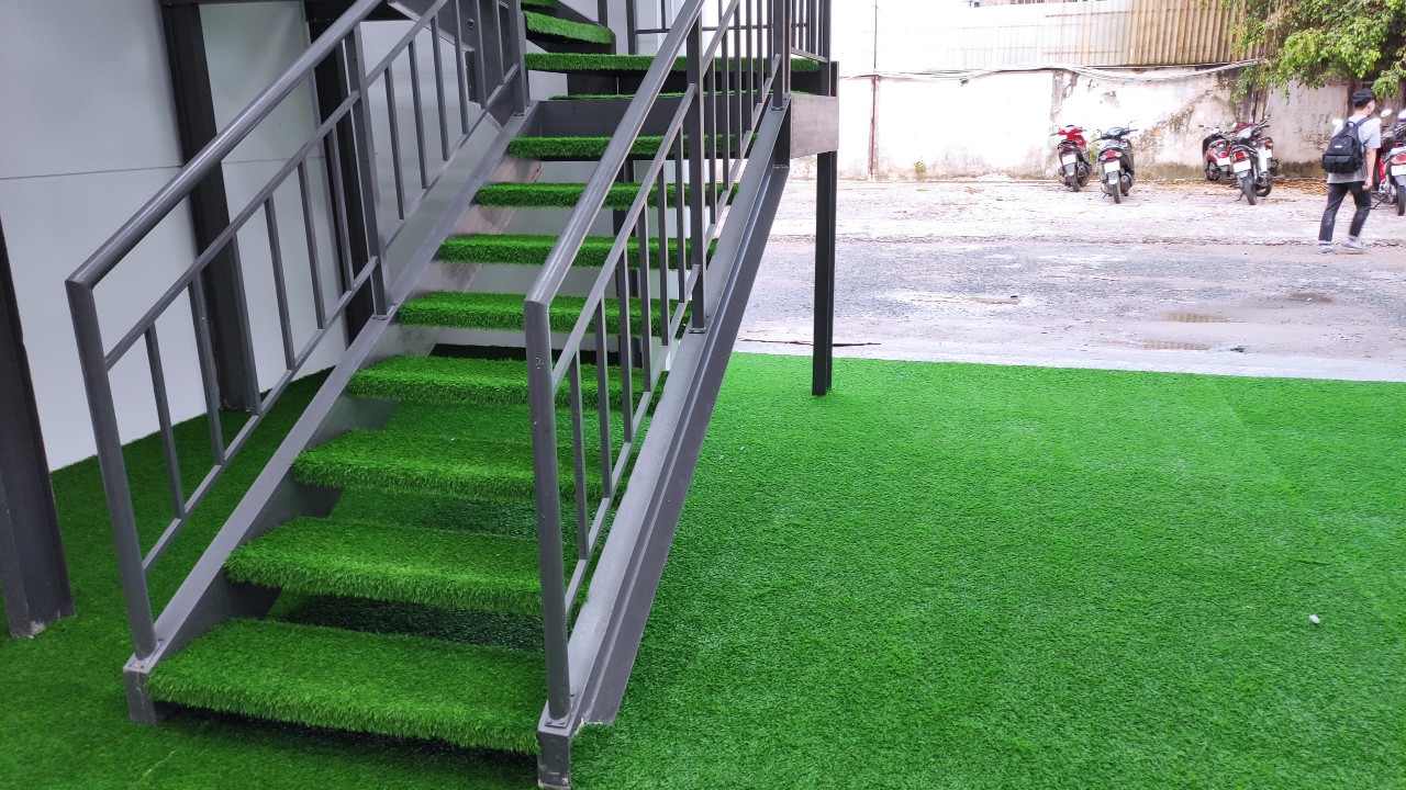thảm cỏ nhân tạo lót nhà hàng