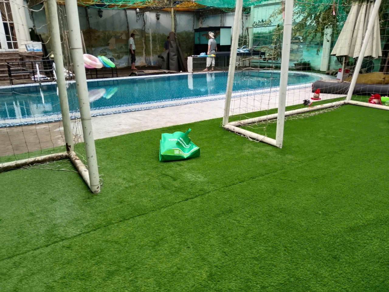 thảm cỏ lót hồ bơi